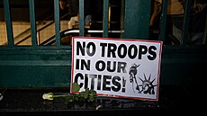 Lidé v New Yorku protestují proti imigra�ní a celní správ� (ICE) poté, co její...
