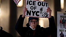 Lidé v New Yorku protestují proti imigra�ní a celní správ� (ICE) poté, co její...