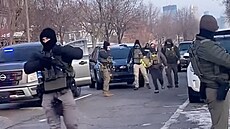 P�íslu�níci americké imigra�ní a celní správy (ICE) zasahují na míst� �inu v...