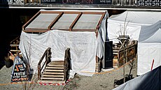 Pohled na uzav�ený bar Le Constellation v Crans-Montana ve �výcarských Alpách...