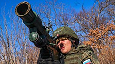 Ruský voják p�i výcviku mí�í p�enosným protiletadlovým raketovým systémem Igla....
