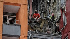 Záchraná�i pracují v ukrajinském Kyjev� v bytovém dom�, který zasáhl ruský...
