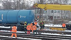 Na �elezni�ní stanici Havlí�k�v Brod probíhá snaha o vrácení vykolejené...