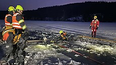 Hasi�i pracují na vyta�ení potopené �ty�kolky u p�ívozu ve Frymburku asi 50 m...