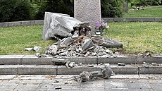 Neznámý pachatel v Teplicích zni�il pomník voják�m Rudé armády. (7. kv�tna 2025)