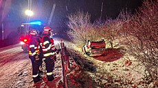 Mu� po silvestrovských oslavách sedl za volant, s autem skon�il na st�e�e. (1....