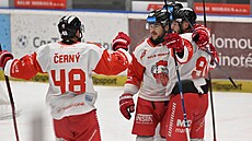Hrá�i Olomouce se radují z vyrovnávacího gólu v zápase se T�ncem.