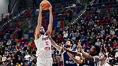 J.T. Shumate z Nymburku ská�e na ko� p�es Matea �eri�e z Heidelbergu.