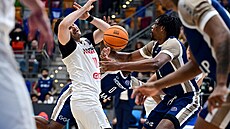 Jaromír Boha�ík z Nymburku v bolestivé grimase po zásahu mí�em.