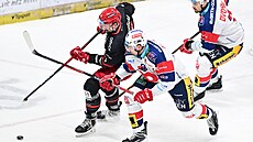 Královéhradecký Kohout (v �erném) se sna�í dostat p�ed pardubické hrá�e.