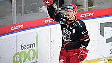 Jordann Perret z Hradce slaví gól do sít� Pardubic.