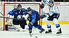 Daniel Malák z Plzn� (vlevo) se sna�í dostat se ke kotou�i.