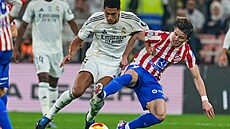 Conor Gallagher z Atlética (vparvo) se sna�í vypíchnout mí� Judemu...