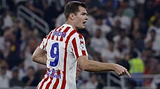 Sorloth z Atlética oslavuje gól, kterým v semifinále �pan�lského superpoháru s...