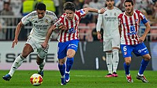 Conor Gallagher,se sna�í probít p�es Judeho Bellinghama.