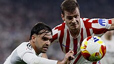 Raul Asencio z Realu Madrid (vlevo) bojuje o mí� se  Sorlothem z Atlética.