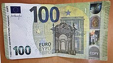 Fale�né bankovky v hodnot� 100 eur. (3. ledna 2026)