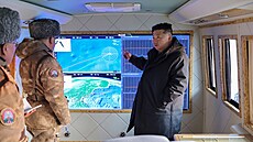 Kim �ong-un dozoruje test hypersonických raket. (4. ledna 2026)