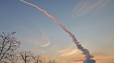 Kim �ong-un dozoruje test hypersonických raket. (4. ledna 2026)