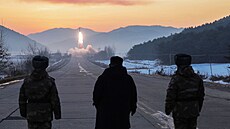 Kim �ong-Un dozoruje test hypersonických raket. (4. ledna 2026)