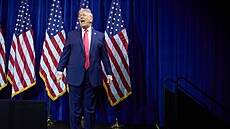 Prezident Donald Trump odchází z pódia po setkání s republikánskými zákonodárci...