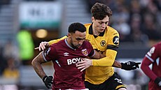 Obránce Ladislav Krej�í z Wolverhamptonu brání Joaoa Gomese z West Hamu.