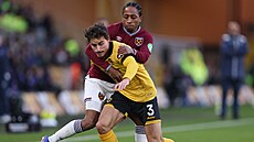 Kyle Walker-Peters z West Hamu se sna�í ubránit Huga Buena z Wolverhamptonu.