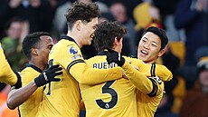 Fotbalisté Wolverhamptonu s Ladislavem Krej�ím se radují z gólu.