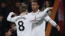 Obránce Gabriel z Arsenalu slaví sv�j gól s Martinem Odegaardem.