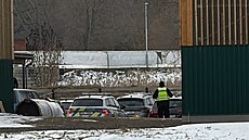 Policisté a kriminalisté ohledávají místo v Martinicích na P�íbramsku, kde bylo...