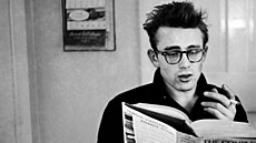 James Dean na farm� v americké Indian�, kde vyrostl (1955)
