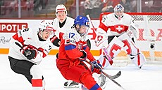 Petr Sikora zasekává kotou� v úto�ném pásmu.