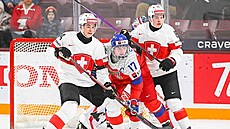 Petr Sikora se sna�í clonit p�ed �výcarskou brankou.