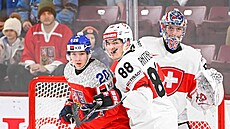 Adam Benák v klin�i s Robinem Nicem Antenenem, za nimi vyhlí�í kotou� branká�...