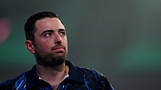 Luke Humphries zklaman� odchází po porá�ce ve �tvrtfinále MS v �ipkách.