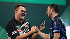 Luke Humphries (vpravo) gratuluje Gianu van Veenovi k výh�e.
