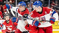 D�kaz �eské tvrdosti. Obránce Adam Ji�í�ek (5) ve spolupráci s úto�níkem...