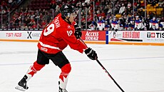 Kanadský obránce Zayne Parekh (19) vysílá p�ihrávku ve �tvrtfinále juniorského...