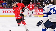 Kanadský obránce Zayne Parekh (19) st�ílí v utkání o bronz na juniorském...