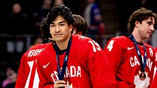 Kanadský obránce Zayne Parekh (19) s bronzovou medailí z juniorského �ampionátu...