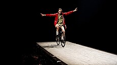 RUNNERS je p�edstavení na pomezí nového cirkusu, tance a fyzického divadla.