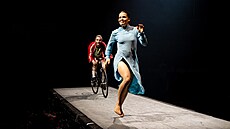 RUNNERS je p�edstavení na pomezí nového cirkusu, tance a fyzického divadla.