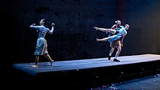 RUNNERS je p�edstavení na pomezí nového cirkusu, tance a fyzického divadla.