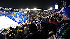Improvizovaná tribuna p�i hokejových hrách v Brn� pojmula 21 500 fanou�k�. (8....
