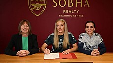 Smilla Holmbergová p�i oficiálním p�edstavení v Arsenalu. Devatenáctiletá...