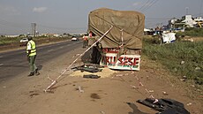 Zdemolované SUV po tragické nehod� na dálnici v Nigérii, p�i ní� zahynuli dva...
