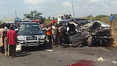 Zdemolované SUV po tragické nehod� na dálnici v Nigérii, p�i ní� zahynuli dva...