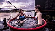 Lázn� na Lodi. Sauna na lodi v centru Prahy.  B�hem zimních m�síc� lidé...