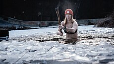 Otu�ilkyn� si vysekává díru v ledu do rybníka Terezka v pra�ské Liboci. (6....