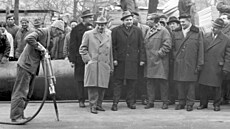 V Opletalov� ulici se �edesátiletý d�lník Vodních staveb Josef Barto� op�el do...